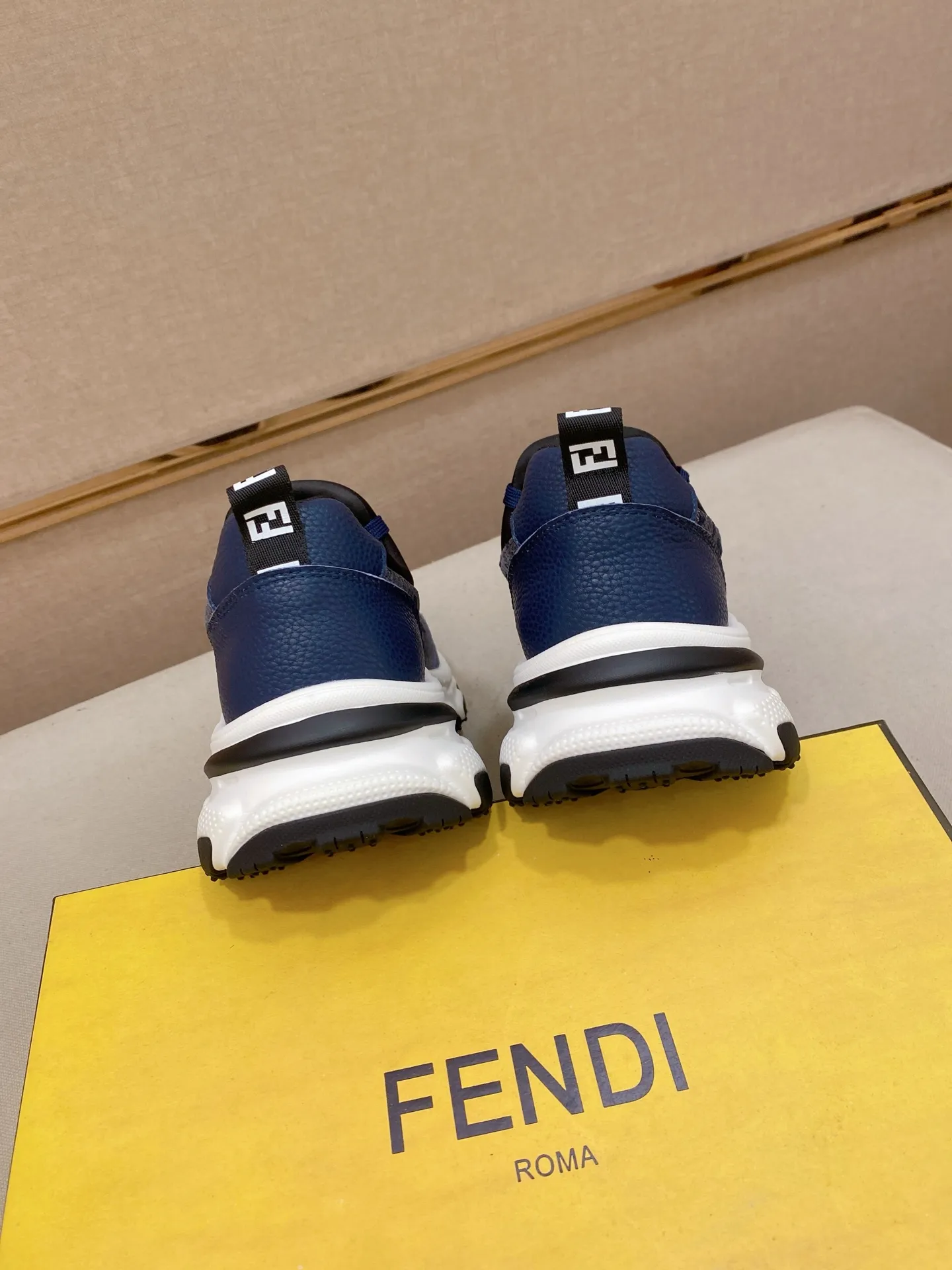 Men's men's shoes 442💰 (fendi) new style 👊🏻 upper 🇮🇹 imported cowhide fabric 🇩🇪 lining imported sheepskin lining. The original outsole is molded to highlight the identity of every man, and the upper foot is elegant and stable🚶🏻🚶🏻The high-end custom counters reproduce the original version📯No matter the wind or rain, the shoe last remains unchanged and can withstand the verification of time🔍️,🔵 Size: 38-44